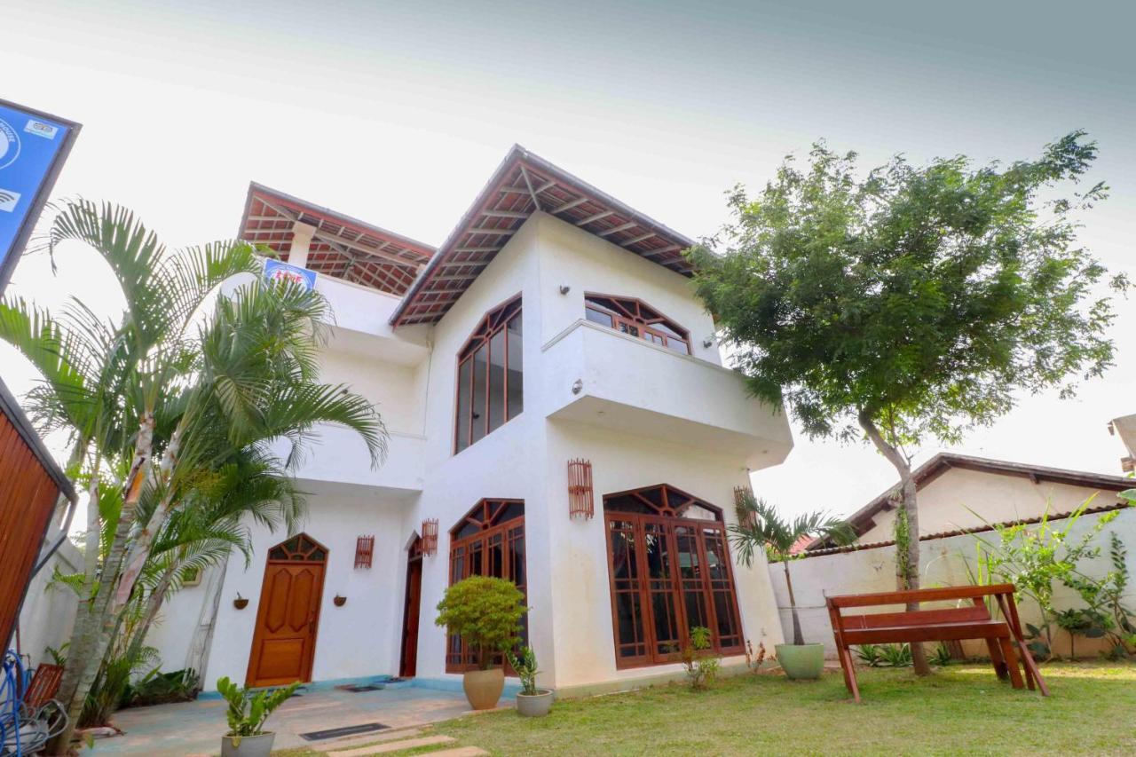 Like Mike Tourist Guest House & Restaurant 尼甘布 外观 照片