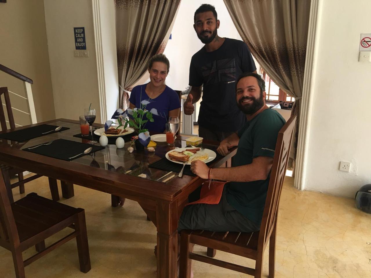 Like Mike Tourist Guest House & Restaurant 尼甘布 外观 照片