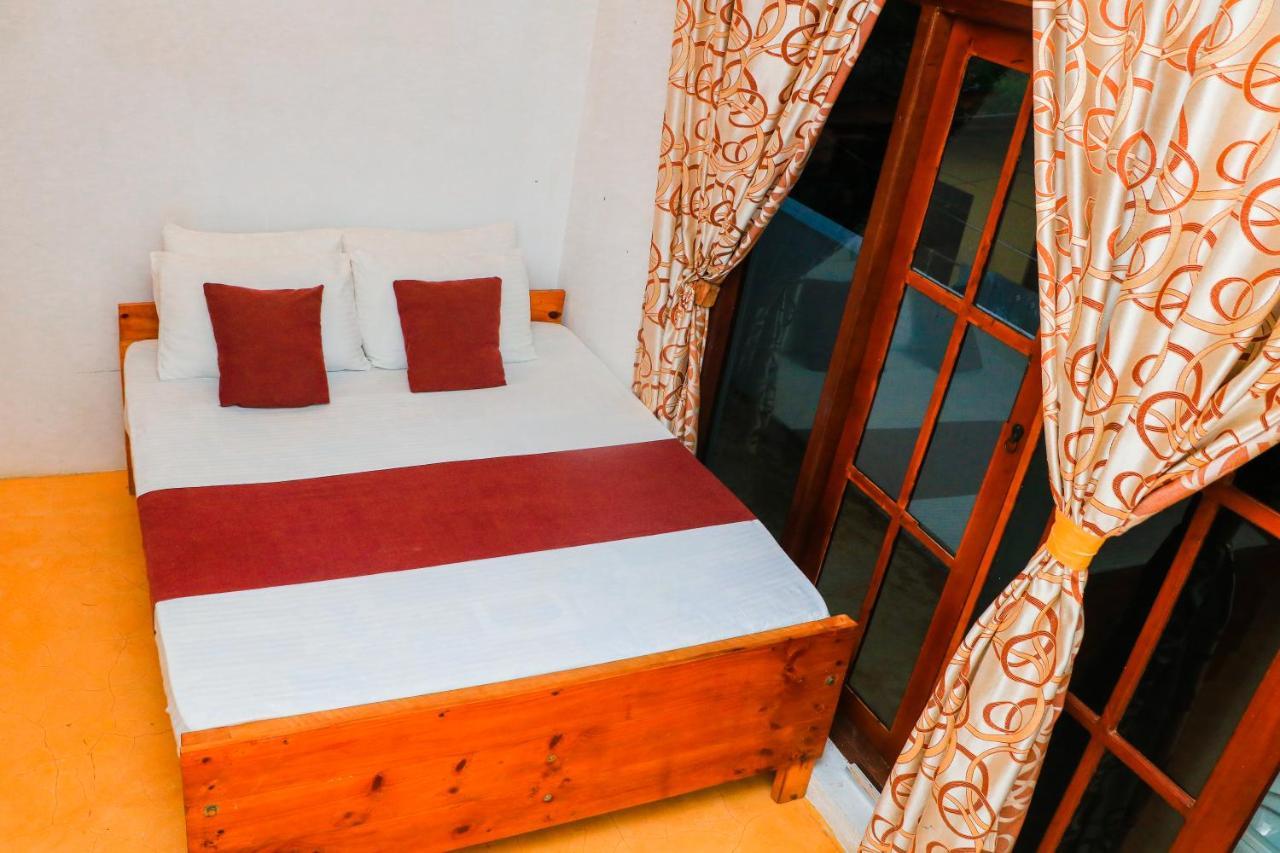 Like Mike Tourist Guest House & Restaurant 尼甘布 外观 照片