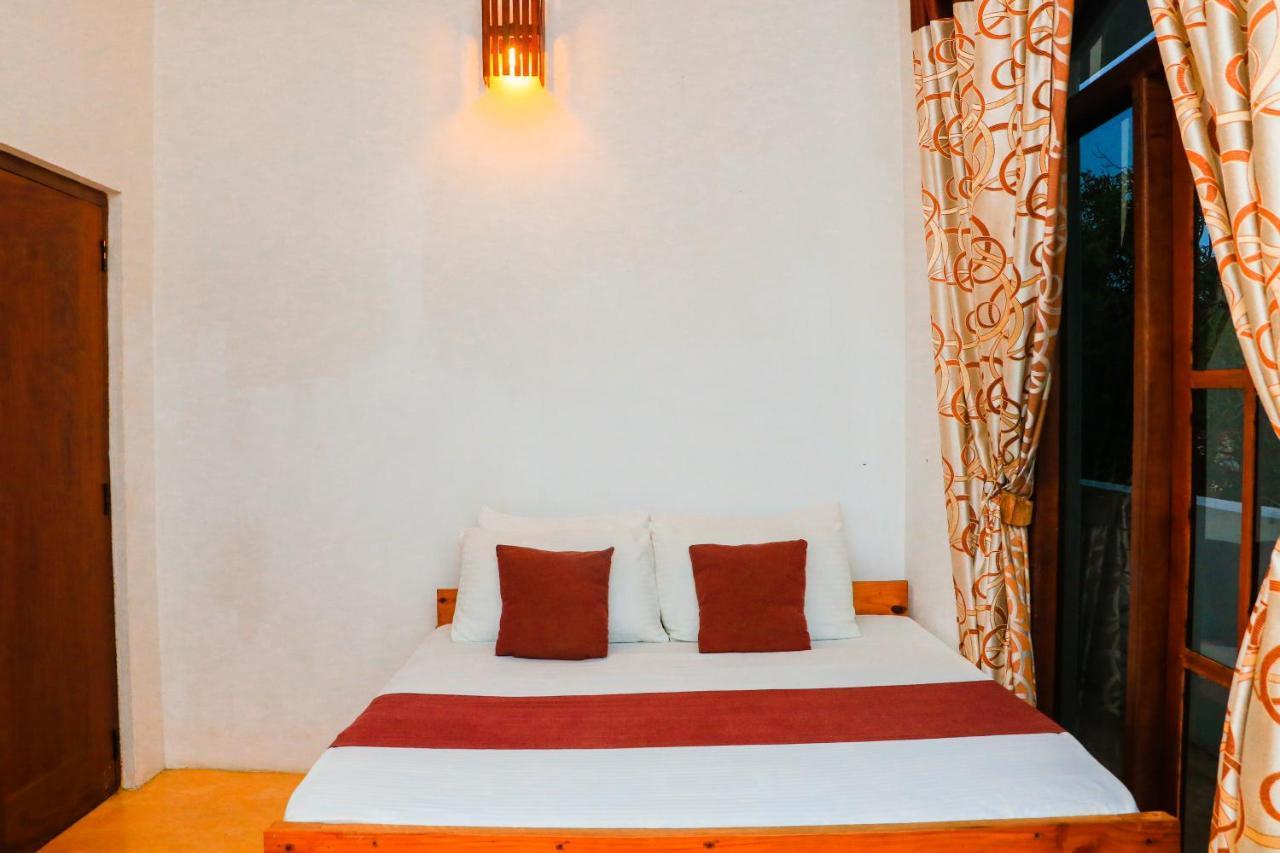 Like Mike Tourist Guest House & Restaurant 尼甘布 外观 照片
