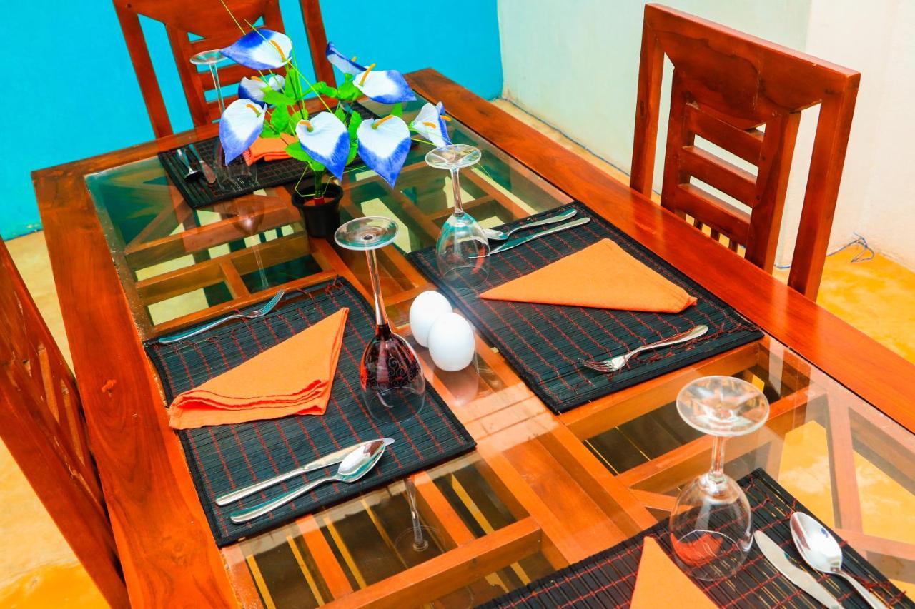 Like Mike Tourist Guest House & Restaurant 尼甘布 外观 照片